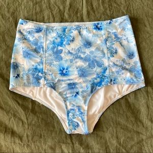 Kortni Jeane M blue floral swim bottoms